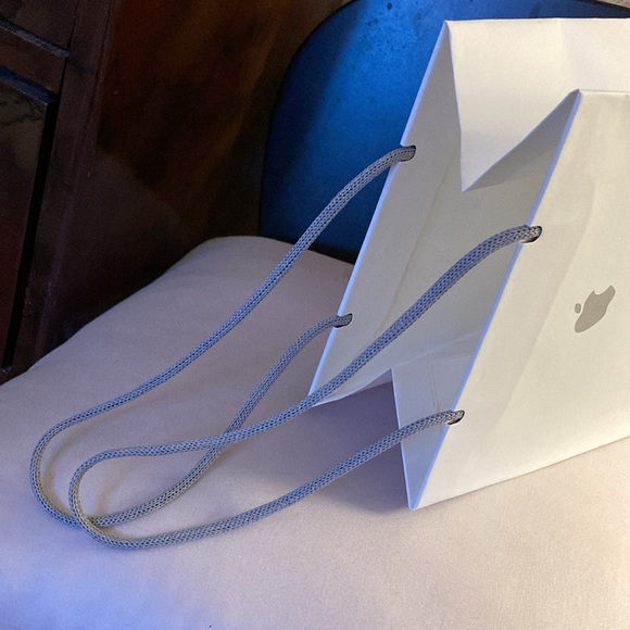 Apple Store ๏ฃฟ Flat White Paper Shopping/Gift Bag with Circular-Knit Rope Handles - Picture 5 of 8